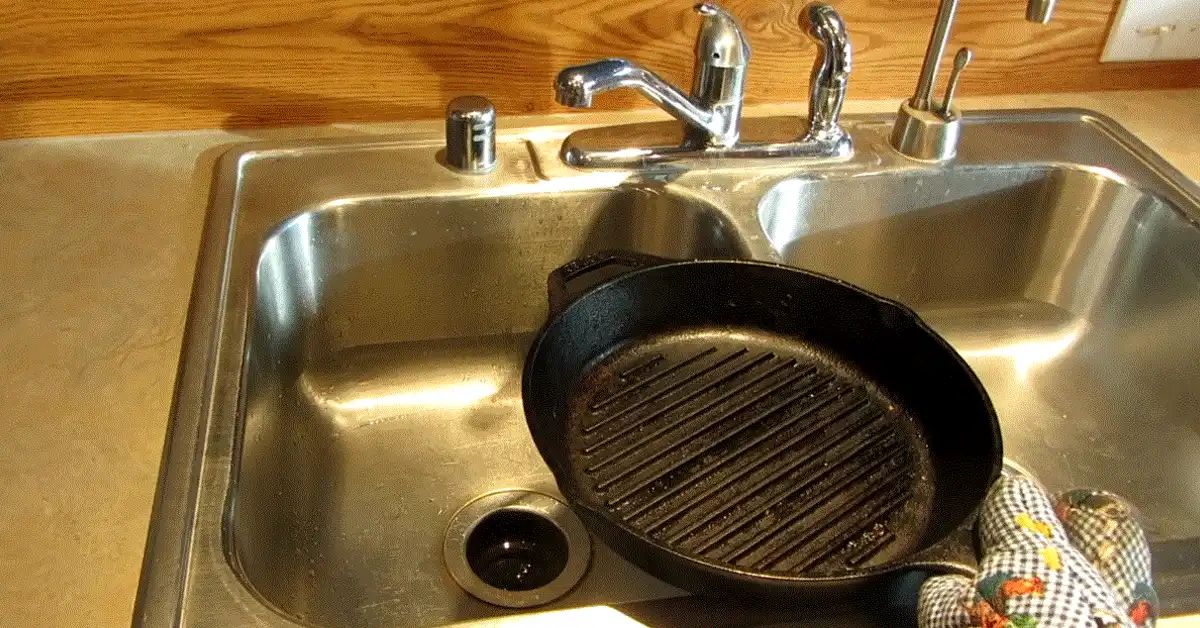 how to clean a cast iron grill pan