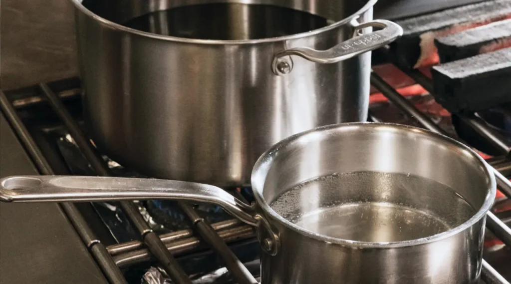 What'S the Difference between Stock Pot And Saucepan