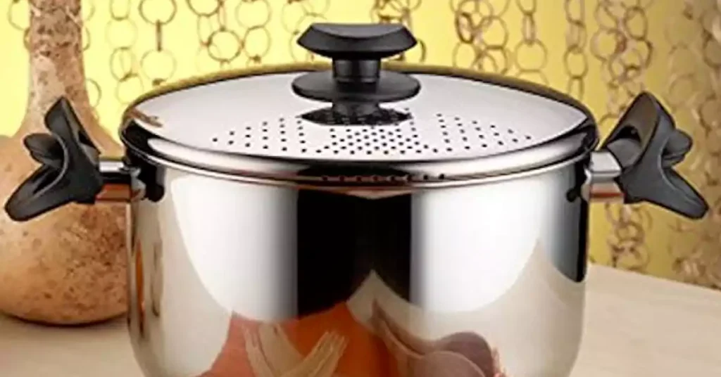 pasta pot with locking strainer lid