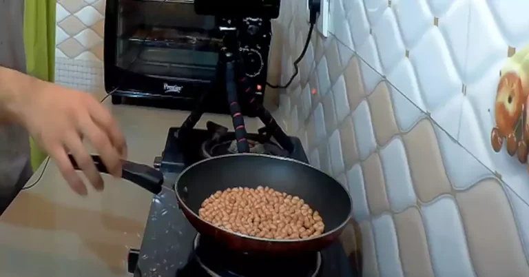 How to Roast Raw Peanuts in a Pan