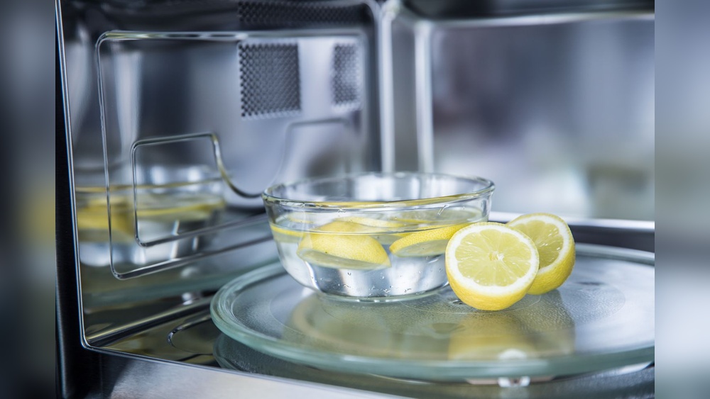 Clean Microwave With Lemon